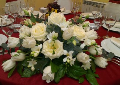 Aranjament de nunta cu lalele, frezii si trandafiri albi